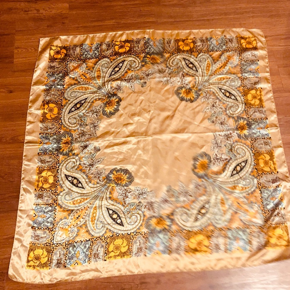 Elegant Gold and Black Silk Scarf - Picture 8 of 10